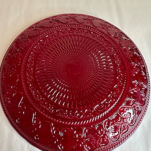 Assiette Saint-Valentin de 23 cm (9 po.) motif coeur rubis