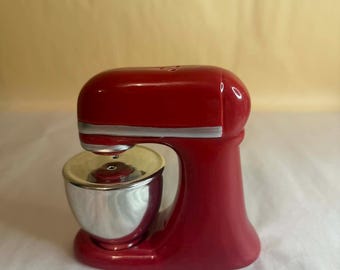 セラミック製のキッチュなヴィンテージスタイルの赤いミキサーとミキシングボウル、塩コショウ入れセット