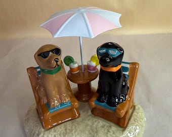 Salt- och pepparkar med hundar i keramik på stranden
