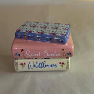 Juego de salero y pimentero de cerámica con forma de libros apilados