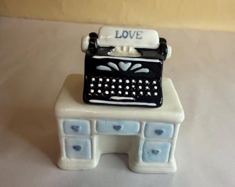 Ceramic Kitschy Vintage Style Desk and Typewriter Salt and Pepper Shakers Set