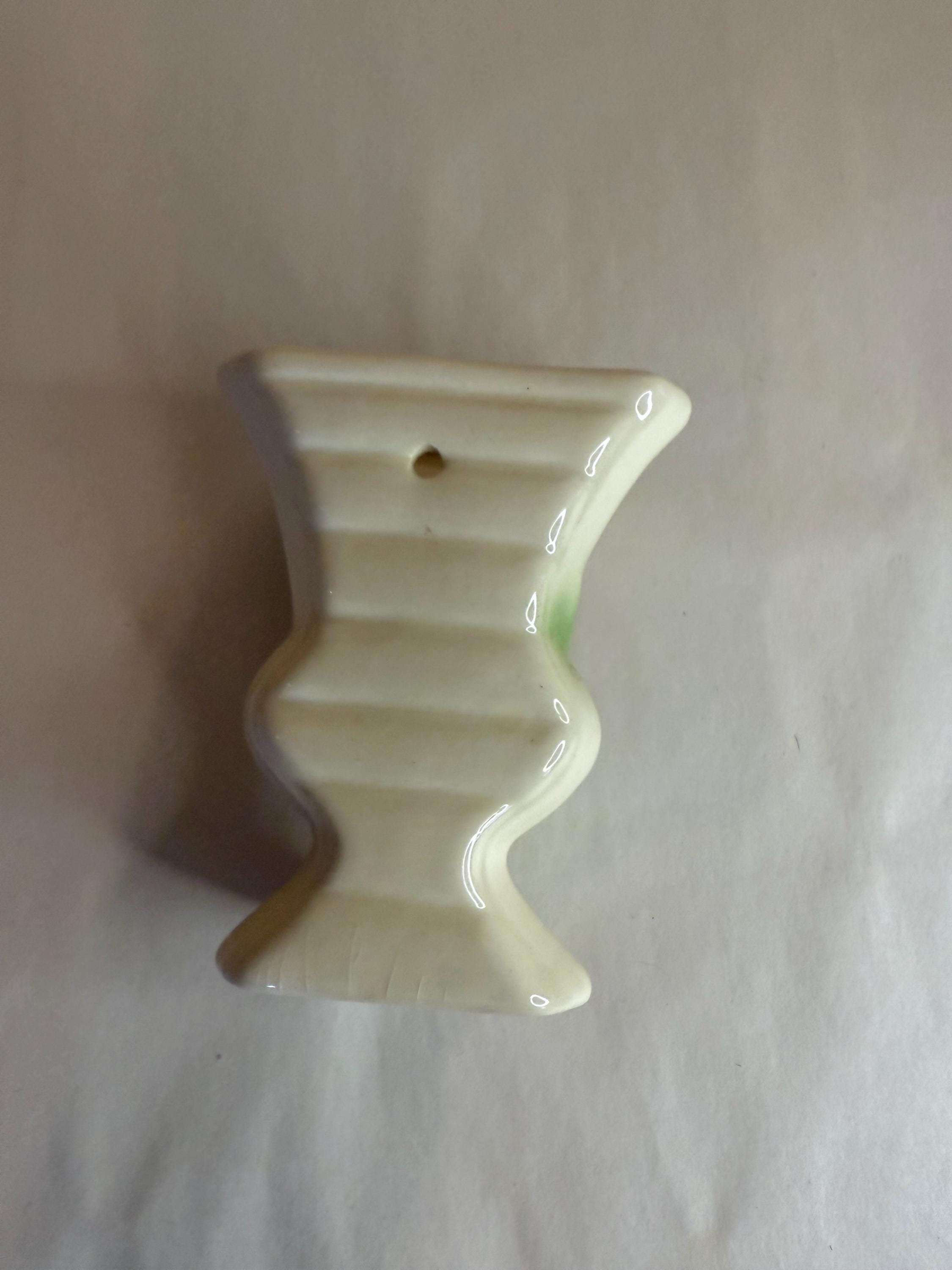 1950年代のヴィンテージ陶器製フローラルウォールポケットコテージコア