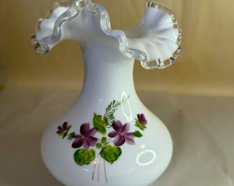 Vintage FENTON Milchglas Silver Crest Ruffle Vase Veilchen im Schnee
