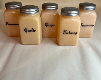 Porta spezie in stile Art Déco con arco romano in giada color cuoio