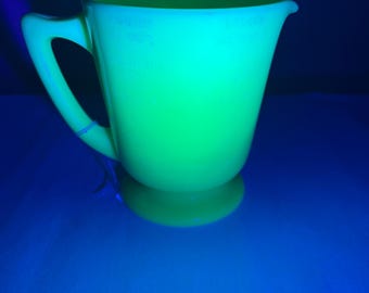 Vintage McKee Uranium Vaseline Custard Measuring Cup