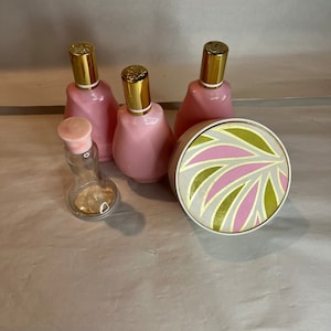 Frascos de perfume y caja de polvos para baño vintage de color rosa