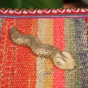 Amuleto de serpiente de alabastro peruano de 4" / Talismán chamánico andino tallado a mano / Ofrenda de altar de serpiente Amaru Sachamama inca