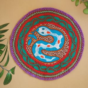 24 cm orm- och ayavinstock Shipibo textilkonst | Inhemsk peruansk Amazonasbroderi | Ayahuasca-ceremoni ormvisionsgobeläng