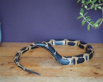 Serpiente de madera articulada vintage de 42" / Figura de serpiente coleccionable de arte popular estadounidense / Talla flexible de serpiente pintada a mano