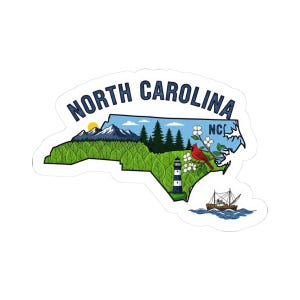 Peut inclure: Un autocollant en forme de la Caroline du Nord avec un design panoramique. L'autocollant présente le texte "NORTH CAROLINA" en bleu marine, ainsi que des illustrations de montagnes, d'arbres, d'un phare, d'un oiseau rouge et d'un bateau.