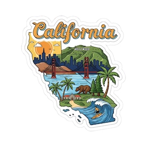 Könnte beinhalten: Ein Aufkleber in Form von Kalifornien mit ikonischen Wahrzeichen. Das Design zeigt die Golden Gate Bridge, das Hollywood-Zeichen, einen Bären, Palmen und einen Surfer. Das Wort "California" ist in einer orangefarbenen, stilisierten Schrift geschrieben.