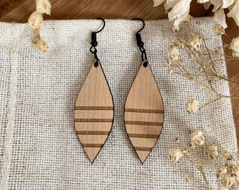 Wooden earrings - Walnut and Cherry - Leaf - Made in Quebec Canada - Handcrafted - 4.6 cm long - Geometric - Scandinavian