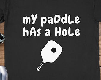 Camiseta divertida de Pickleball: "Mi pala tiene un agujero" con colores cómodos
