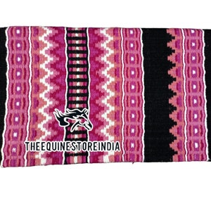 Könnte beinhalten: Rosa-schwarzer Sattelpad mit geometrischem Muster und einem Pferdekopf-Logo. Das Logo lautet "THEEQUINESTOREINDIA".