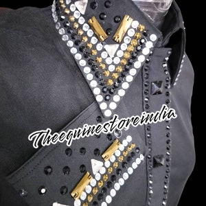 Pu&ograve; includere: Camicia nera a maniche lunghe con un design di strass dorati, bianchi e neri sul colletto e sui polsini. Il testo "Thee equinestorerindia" &egrave; stampato sulla camicia.