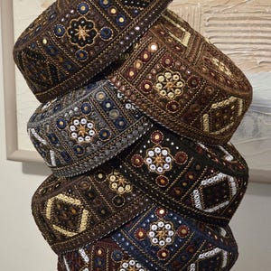 Traditionelle bestickte runde Kappe für Männer / Frauen. Größe 22 Zoll rund. Kostenloser Versand alle USA