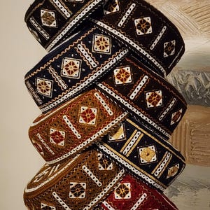 Traditionelle bestickte runde Kappe für Männer / Frauen. Größe 22 Zoll Rund. Kostenloser Versand alle USA