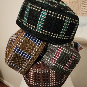 Traditionelle bestickte runde Kappe für Männer / Frauen. Größe 22 Zoll rund. Kostenloser Versand alle USA