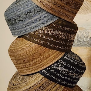 Traditionelle bestickte runde Kufi-Kappe für Männer. Hartes Gewebe, Größe 52&52 cm rund. Kostenloser Versand in ganz USA