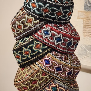 Seidenfaden bestickte runde Kappe für Männer / Frauen. Größe 22 & 22,5 Zoll rund. Kostenloser Versand alle USA