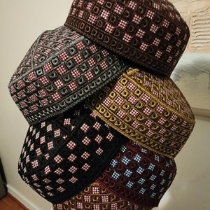 Traditionelle Seide und Silberfaden bestickte runde Kappe für Männer / Frauen. Größe 22 Zoll rund. Kostenloser Versand alle USA