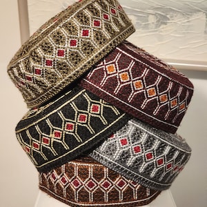 Bestickte Rundmütze für Herren. Größe 22 & 23 Zoll rund.