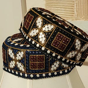 Traditionelle bestickte runde Kappe für Männer / Frauen. Größe 22 Zoll rund. Kostenloser Versand alle USA