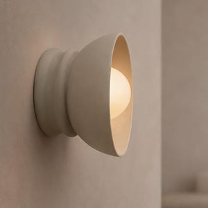 Aplique de pared empotrado de cerámica Pompeya pequeño / Lámpara de cúpula minimalista hecha a mano en color duna natural