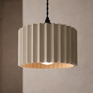 Stor Syracuse | Keramisk taklampa | Handgjord minimalistisk hängande armatur i naturlig dune
