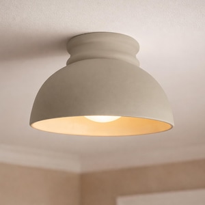 Lámpara de techo empotrada de cerámica Pompeya de gran tamaño, hecha a mano, minimalista, en forma de cúpula, en color duna natural.