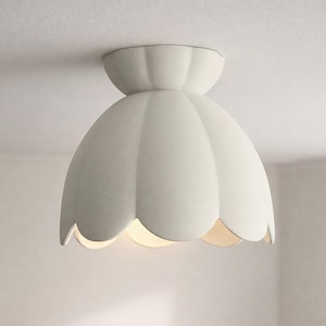 Gran lámpara de techo empotrada de cerámica Vallea / Lámpara de techo minimalista hecha a mano con diseño floral en blanco hueso