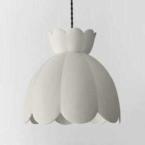 Vallea – Grande lampada a sospensione in ceramica / Lampada da soffitto minimalista a forma di fiore in bianco osso / Lampada a sospensione fatta a mano