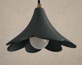 Serafina | Keramische hangplafondlamp | Handgemaakt minimalistisch bloemhangarmatuur in schaduwantracietgrijs