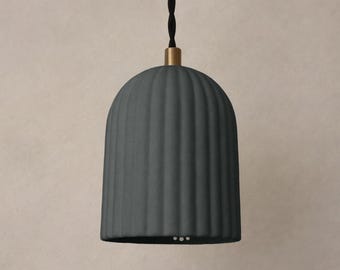 Palatijn | Keramische hangplafondlamp | Handgemaakt minimalistisch gecanneleerd hangarmatuur in schaduwantracietgrijs