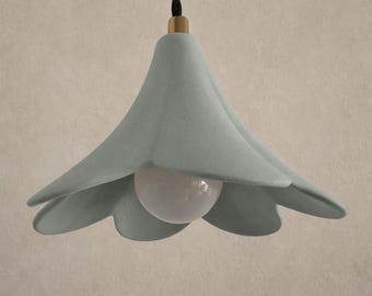 Serafina | Keramische hangplafondlamp | Handgemaakt minimalistisch bloemhangarmatuur in mistgrijs