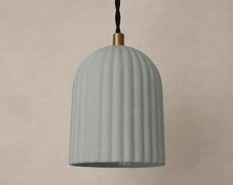 Palatijn | Keramische hangplafondlamp | Handgemaakt minimalistisch gecanneleerd hangarmatuur in mistgrijs