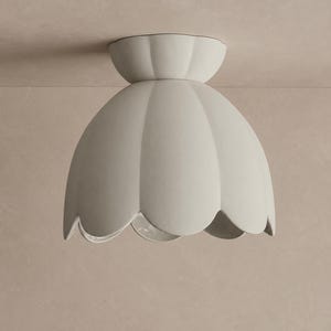Stor Vallea | Keramisk taklampa med infälld montering | Handgjord minimalistisk blomlampa i benvitt
