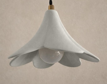 Serafina | Keramische hangplafondlamp | Handgemaakt minimalistisch bloemhangarmatuur in beenwit