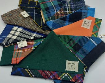 Extra kleine dubbelzijdige hondenbandana, handgemaakte tartan-bandana, tweed, teruggewonnen materialen, duurzaam huisdieraccessoire.