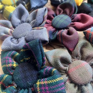 Broche de flor de tartán: Pin escocés de tela reciclada hecho a mano