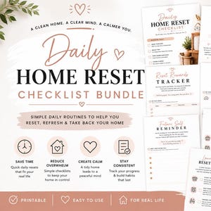 Op de afbeelding: Een Daily Home Reset checklistbundel met meer dan 70 pagina's aan printbare trackers en checklists. Het ontwerp bevat zwarte en oudroze tekst op wit papier, met koppen zoals Daily Home Reset, Reset Motivation Quotes en Clean Home Vision.