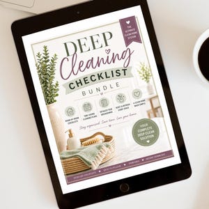 Op de afbeelding: Een digitale tablet met een Deep Cleaning Checklist Bundle. De afbeelding bevat tekst, iconen voor checklists per kamer, schoonmaakplannen en taakverdelingen, naast afbeeldingen van een vaas, een zeepdispenser en een gevlochten mand met doek.