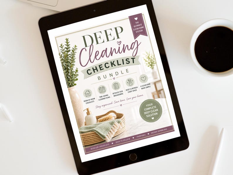 Op de afbeelding: Een digitale tablet met een Deep Cleaning Checklist Bundle. De afbeelding bevat tekst, iconen voor checklists per kamer, schoonmaakplannen en taakverdelingen, naast afbeeldingen van een vaas, een zeepdispenser en een gevlochten mand met doek.