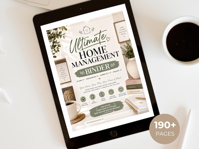 Op de afbeelding: Een digitale tablet met de voorpagina van een huishoudelijke managementmap. Het ontwerp bevat saliegroene accenten, lijntekeningen en tekst, waaronder Plan It, Organize It, Simplify It, Enjoy It en 190+ Pages.