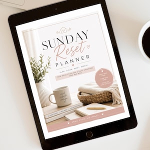 Pode incluir: Um tablet digital exibe um "Sunday Reset Planner" com um design minimalista. A tela mostra um planejador com texto e gráficos, ao lado de uma xícara de café, um vaso com vegetação e uma cesta de vime com um cobertor. Uma caneta e livros também são visíveis.