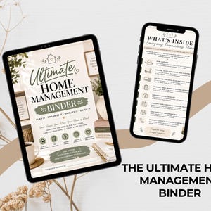 Op de afbeelding: Een tablet en een smartphone met digitale pagina's voor huishoudelijk beheer en noodplanning. Het tabletscherm toont de titel Ultimate Home Management Binder, terwijl het telefoonscherm de lijst What's Inside Emergency Preparedness Plan weergeeft.