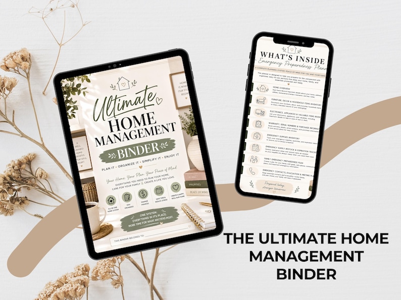 Op de afbeelding: Een tablet en een smartphone met digitale pagina's voor huishoudelijk beheer en noodplanning. Het tabletscherm toont de titel Ultimate Home Management Binder, terwijl het telefoonscherm de lijst What's Inside Emergency Preparedness Plan weergeeft.