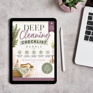 Op de afbeelding: Een digitale tablet met een Deep Cleaning Checklist Bundle, inclusief tekst, iconen en een achtergrondafbeelding van een gevlochten mand met schoonmaakspullen. Het scherm heeft een wit, groen en paars kleurenschema met takenlijsten.