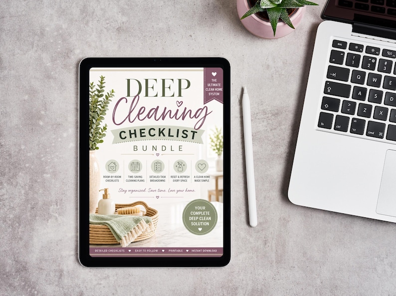 Op de afbeelding: Een digitale tablet met een Deep Cleaning Checklist Bundle, inclusief tekst, iconen en een achtergrondafbeelding van een gevlochten mand met schoonmaakspullen. Het scherm heeft een wit, groen en paars kleurenschema met takenlijsten.