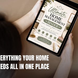 Op de afbeelding: Een digitale tablet met een document getiteld Ultimate Home Management Binder. De pagina bevat tekst zoals Plan It, Organize It, Simplify It, Enjoy It en Everything You Need To Run Your Home. Het ontwerp bevat iconen en een sectie voor eigenaarsgegevens.